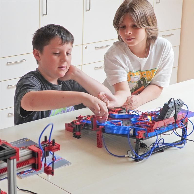 Lehrmittel von fischertechnik begeistern für Technik-Themen