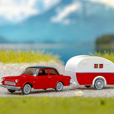 Ford Taunus 12M mit Wohnwagen