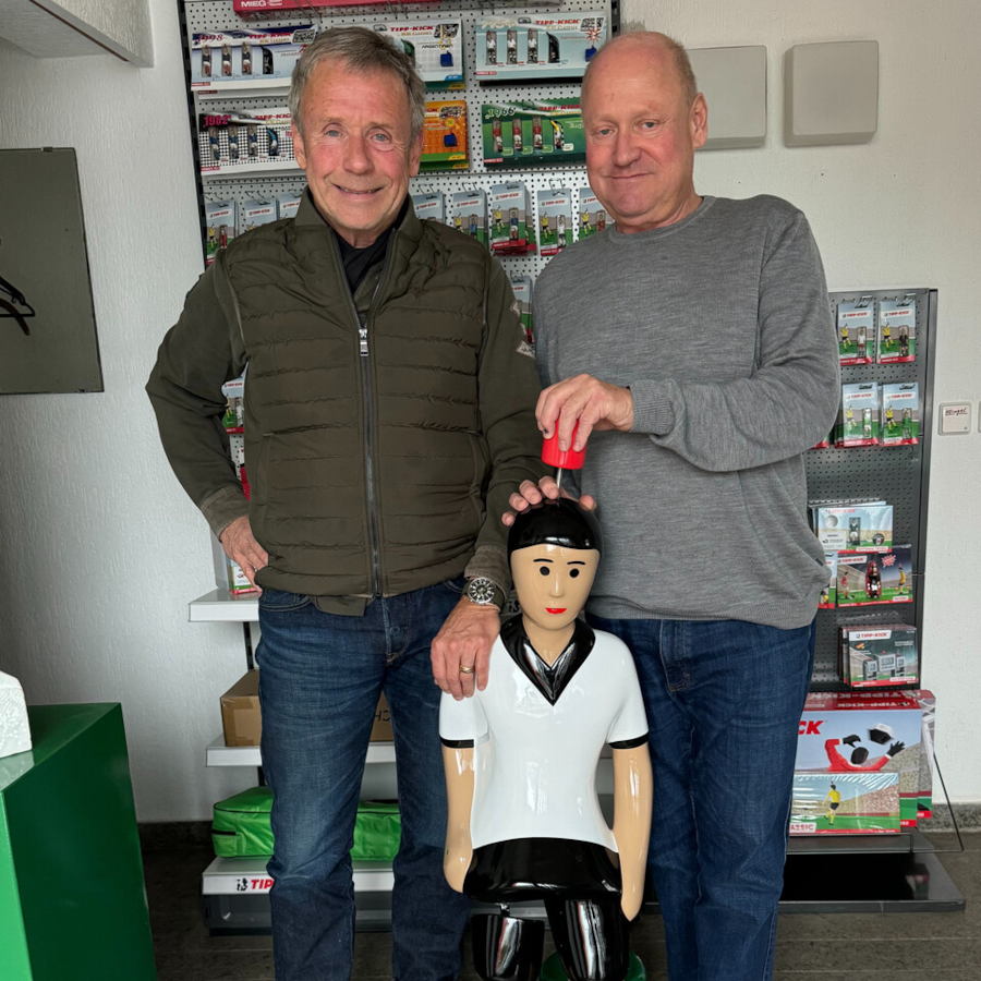 Firmeninhaber von TIPP-KICK präsentieren ihren Neuzugang.