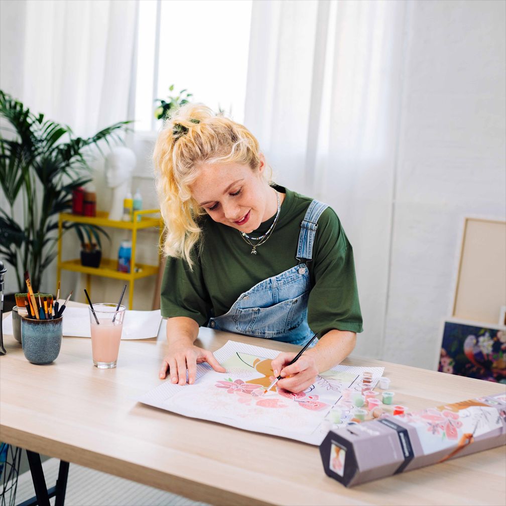 Auszeit mit Puzzle, Pinsel und Leinwand