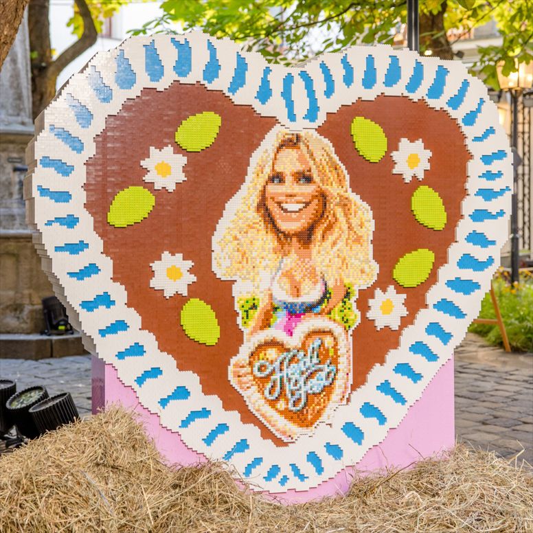 LEGO GmbH begeistert beim „HeidiFest“ München mit XXL LEGO Herz für Heidi und Gäste