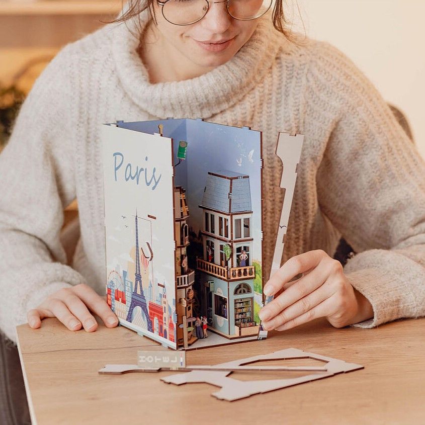 Kleine Kunstwerke für das Bücherregal