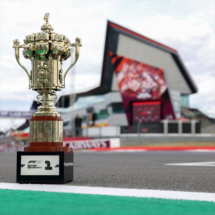 Die LEGO Gruppe überrascht beim Formel 1 Rennen in Silverstone mit Trophäen aus LEGO Steinen