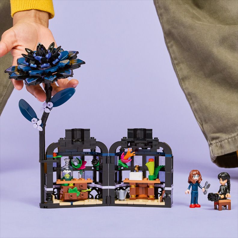 LEGO bringt „Wednesday“-Gothic-Charme pünktlich zur Staffel 2 ins Wohnzimmer