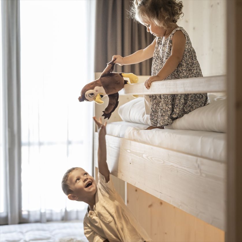 Bunter Familienurlaub in Südtirol: Das neue AKI Family Resort PLOSE mit Schmidt Spiele Produkten