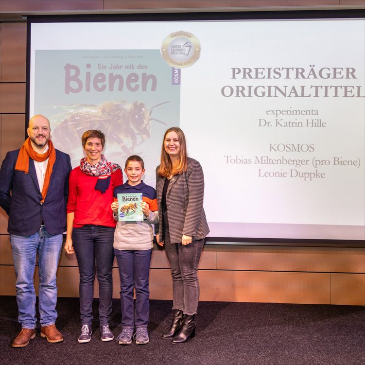 „Ein Jahr mit den Bienen“ von KOSMOS gewinnt den JugendSachbuchPreis 2024