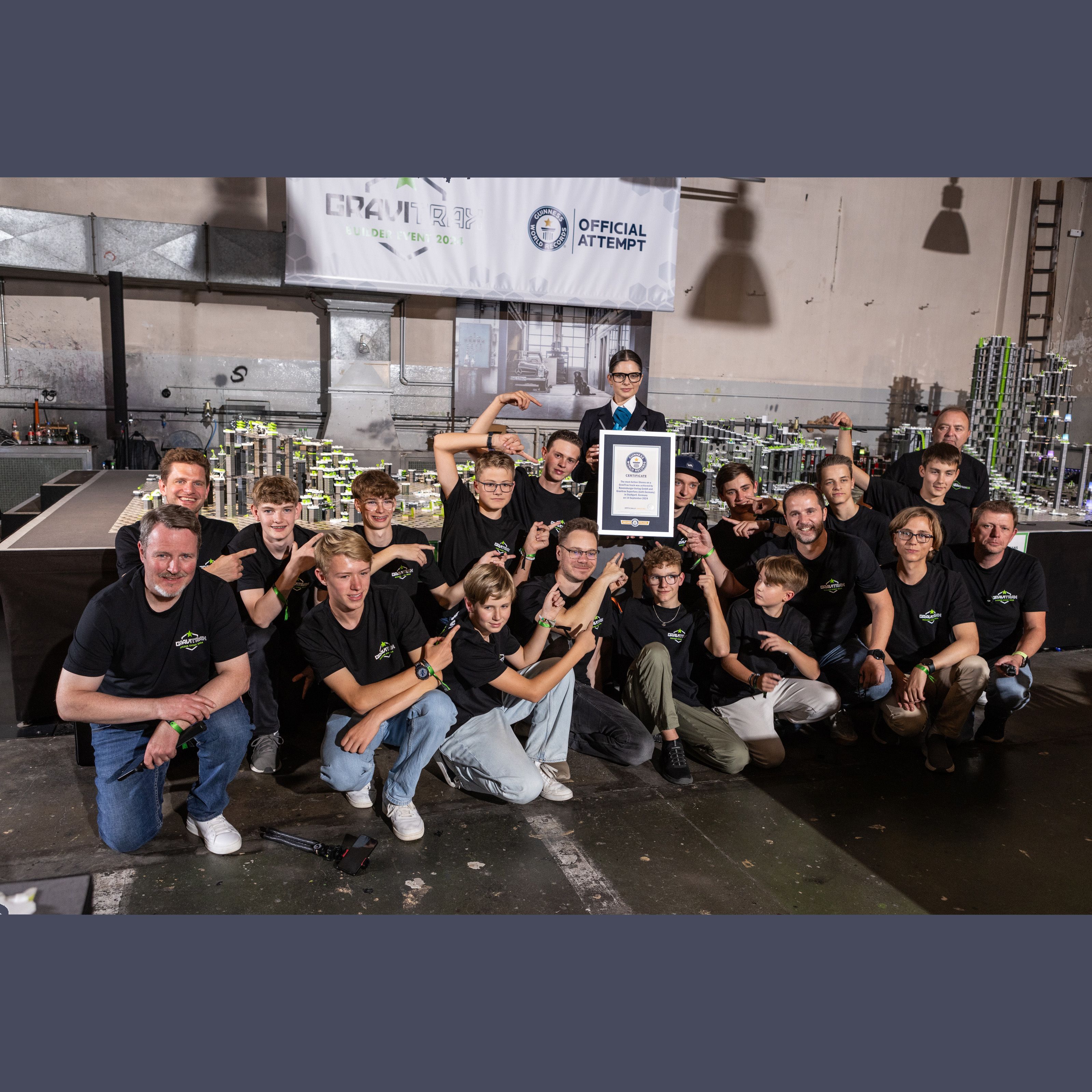 Guinness-Weltrekord für die größte GraviTrax-Kugelbahn erfolgreich aufgestellt