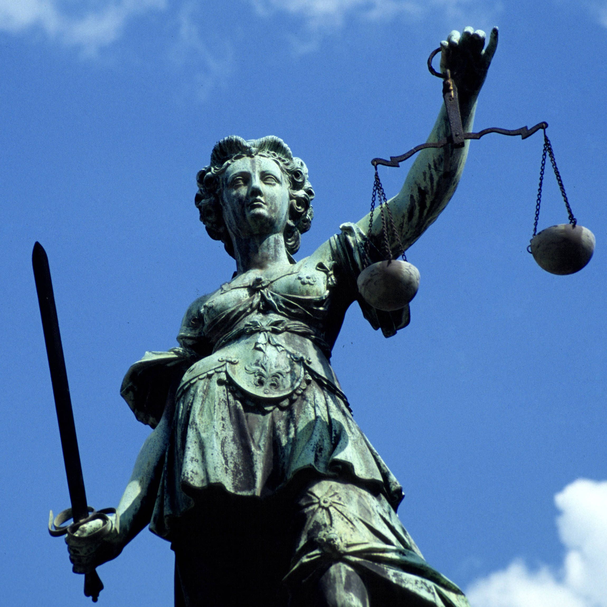 Moneypenny oder nicht? James-Bond-Inhaber verklagen deutsches Unternehmen