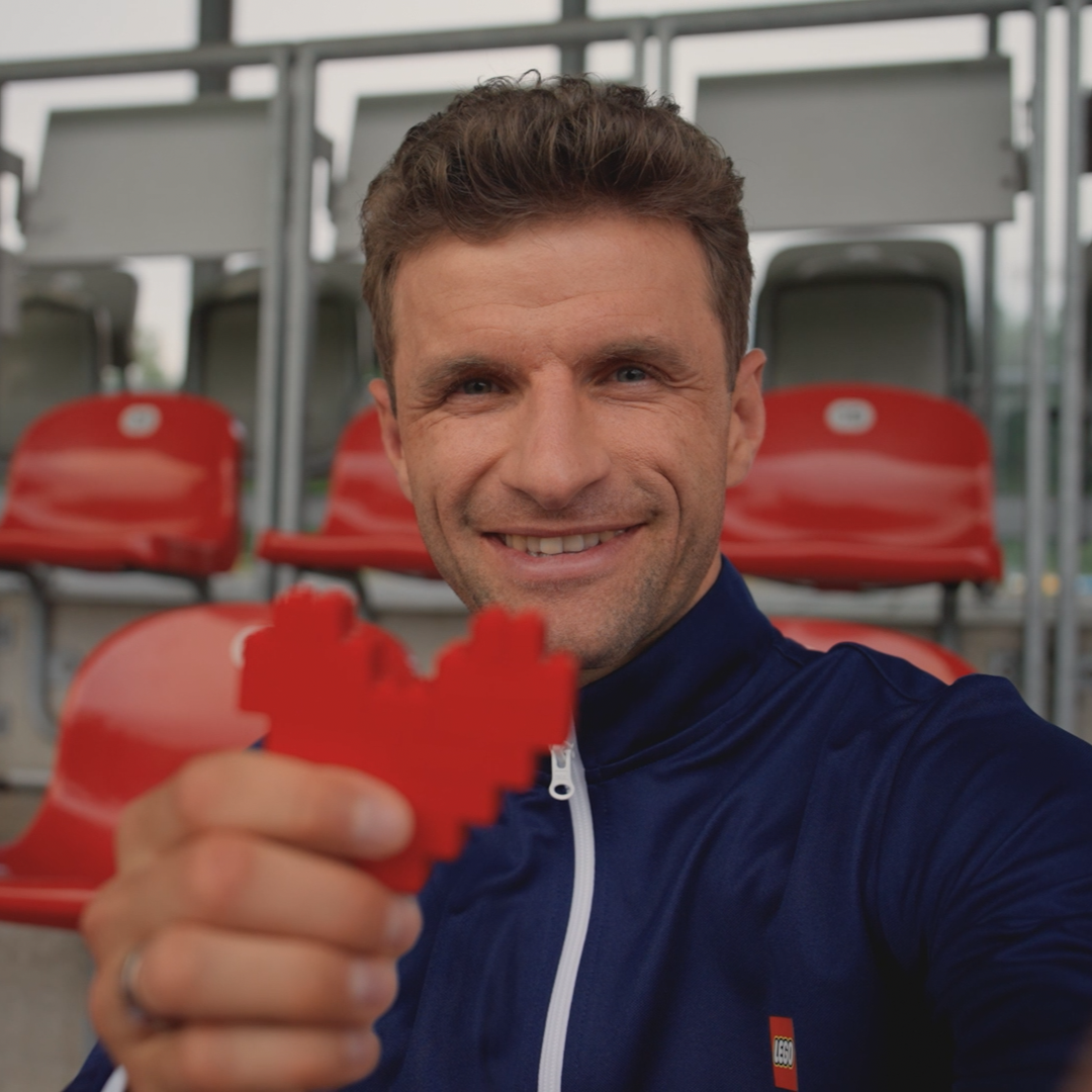 LEGO startet #BuildToGive Aktion: Gemeinsam bauen und Kindern Superkräfte schenken.