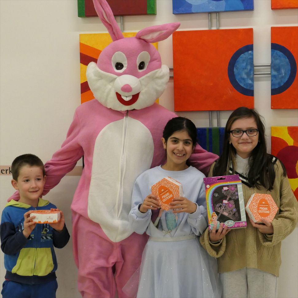 Simba Dickie Group spendet zu Ostern mit der Regine Sixt Stiftung an Kinderkliniken.