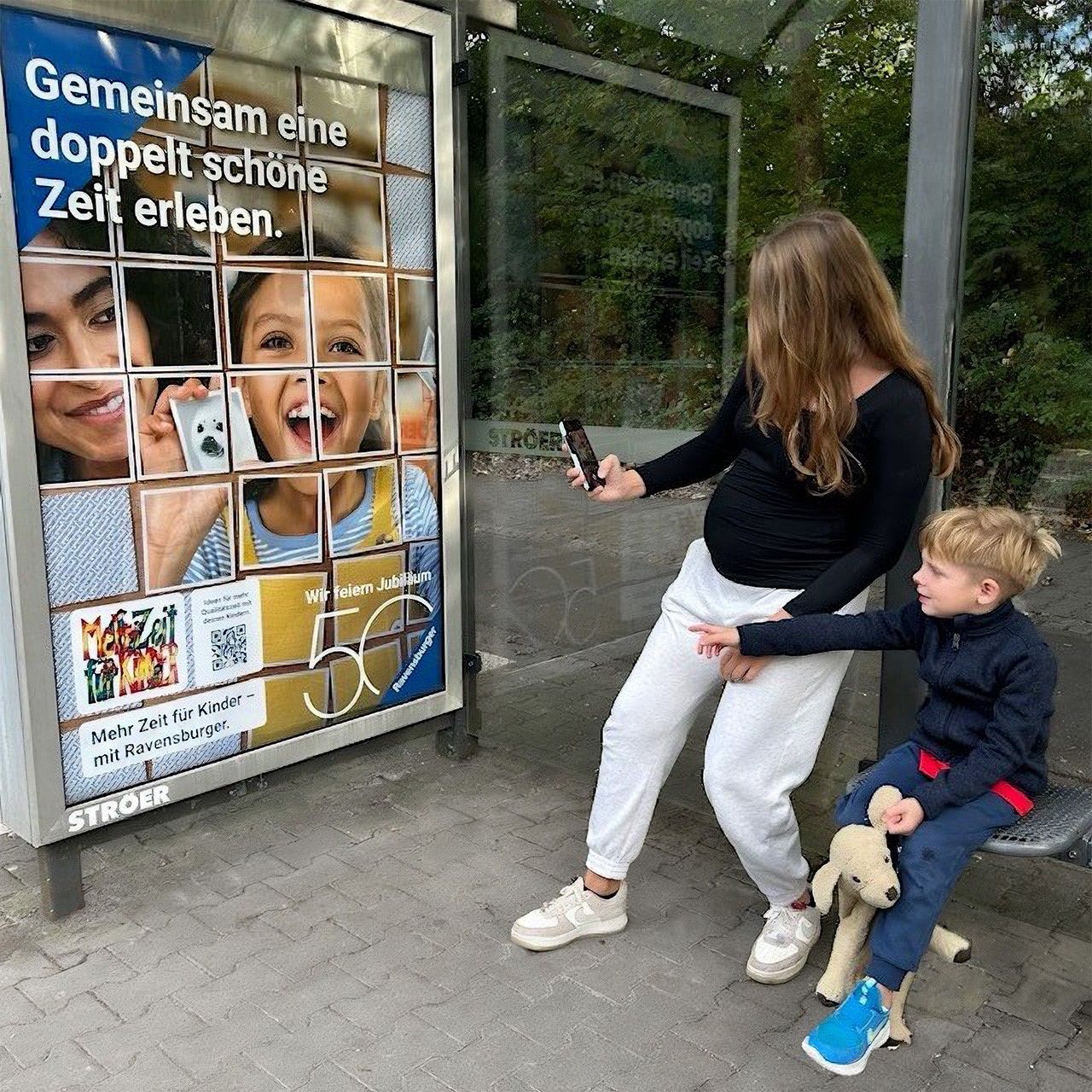 Ravensburger und „Mehr Zeit für Kinder“ werben auf 3.000 Plakaten für gemeinsames Spielen