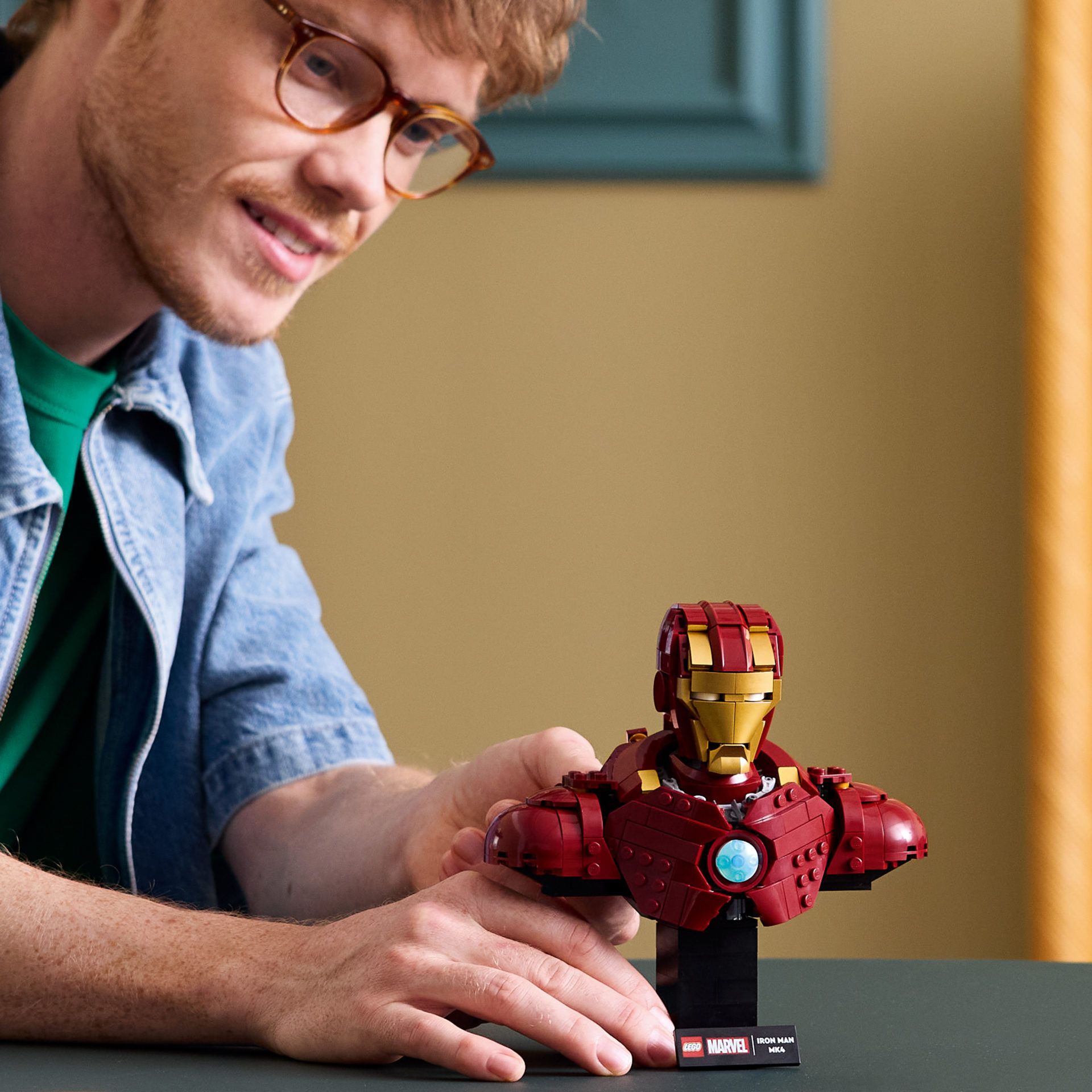 Erste Mini-Büsten von LEGO Marvel: Iron Man und Iron Spider-Man feiern Premiere